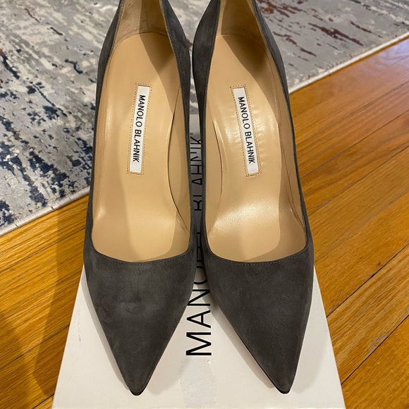 MANOLO BLAHNIK *Brand New*
Grey Suede BB Pointed Toe Pump - Picture 2 of 5